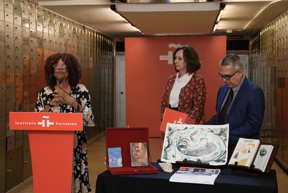 La poeta Nancy Morejón junto a Carmen Noguero, secretaria General del Instituto Cervantes; y Marcelino Medina, embajador de Cuba en España.