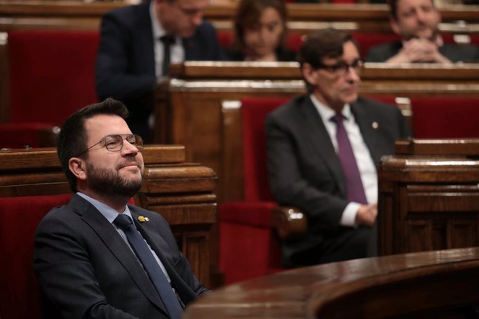 Archivo - Arxivo - El president de la Generalitat, Pere Aragons (i), i el líder del PSC, Salvador Illa (d), durant una sessió plenria del debat final dels Pressupostos de la Generalitat 2023, en el Parlament, a 10 de mar de 2023, a Barcelona, Catalun