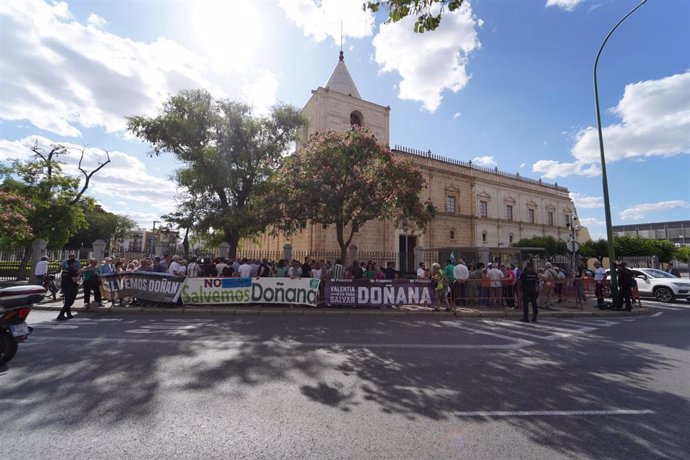 Una veintena de entidades muestran su rechazo a la PDL de Doñana en un acto de la Plataforma Salvemos Doñana a las puertas del Parlamento andaluz.