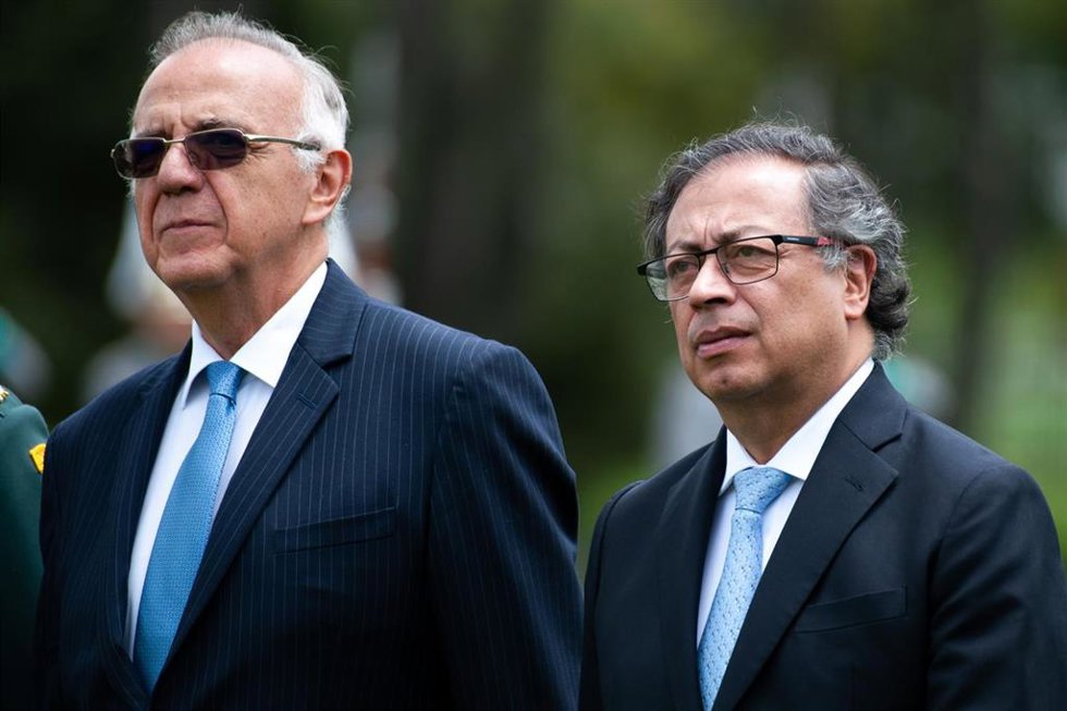 Archivo - El ministro de Defensa de Colombia, Iván Velásquez (I), junto al presidente del país, Gustavo Petro (D)