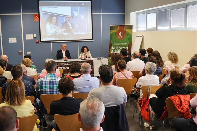 El presidente de la Diputación, Miguel Ángel de Vicente, y la diputada de Promoción Provincial, Noemí Otero, en la Asamblea General de Alimentos de Segovia