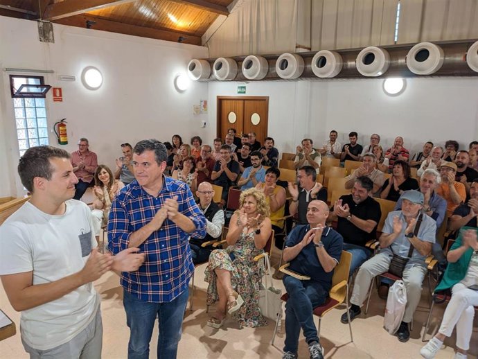 El candidato de Sumar al Congreso de los Diputados por Zaragoza, Jorge Pueyo, y el presidente de CHA, Joaquín Palacín, tras el Comité Nazional.
