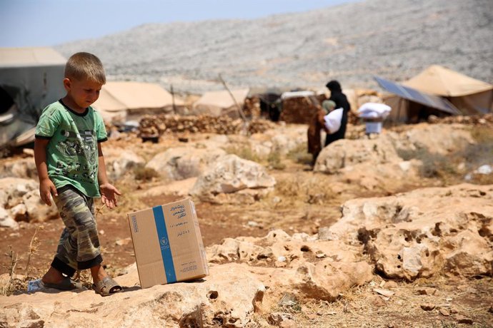 Archivo - 04 July 2021, Syria, Darat Izza: A child walks inside a camp for displaced persons in Darat Izza, northwest of Aleppo. Aid organisations have warned that an enormous humanitarian crisis would face those displaced but also the rest of the popul