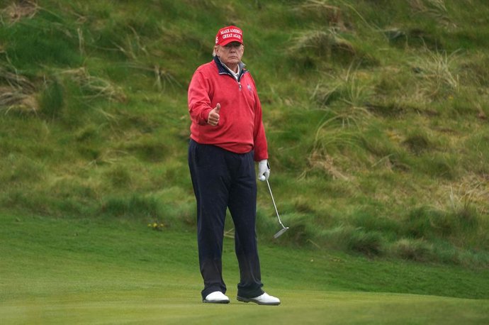 Archivo - 04 May 2023, Ireland, Doonbeg: Former US president Donald Trump playing golf at Trump International Golf Links & Hotel in Doonbeg, Co. Clare, during his visit to Ireland. Photo: Brian Lawless/PA Wire/dpa