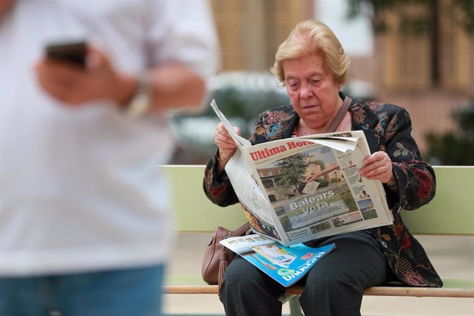 Una persona lee un periódico en el colegio electoral, a 28 de mayo de 2023, en Palma, Mallorca, Baleares (España). Hoy, 28M, se celebran en España elecciones municipales en un total de 8.131 ayuntamientos, elecciones autonómicas en 12 comunidades autóno