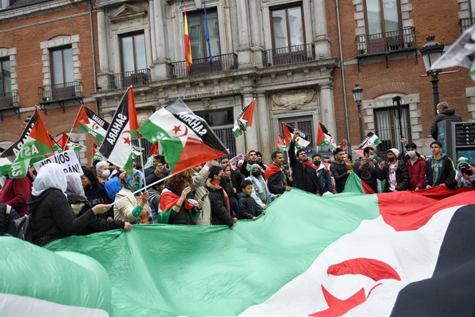 Archivo - Varias personas, con banderas saharauis, protestan frente al Ministerio de Asuntos Exteriores, a 26 de marzo de 2022, en Madrid (España).