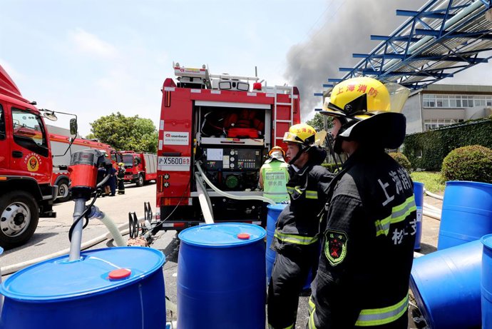 Archivo - Bomberos en Shanghai, China