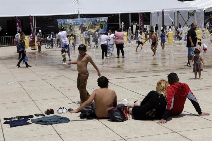 Personas en México bañándose en una fuente en plena ola de calor