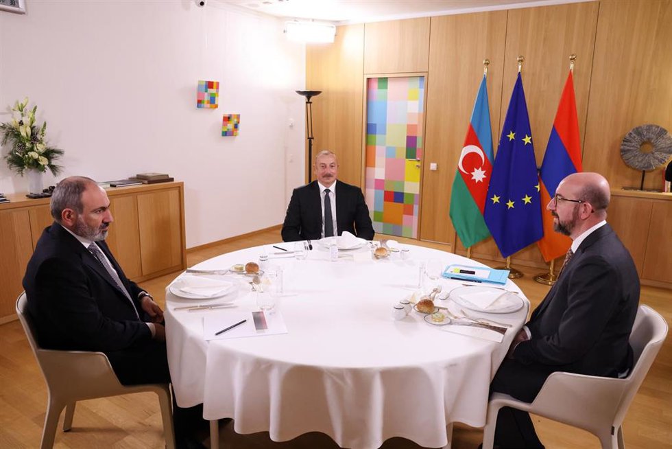 Archivo - Imagen de archivo del primer ministro de Armenia Nikol Pashinián; el presidente de Azerbayán, Ilham Aliyev; y el presidente del Consejo Europeo, Charles Michel