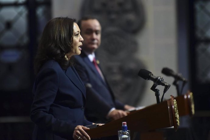 Archivo - La vicepresidenta de EEUU, Kamala Harris, y el presidente de Guatemala, Alejandro Giammattei