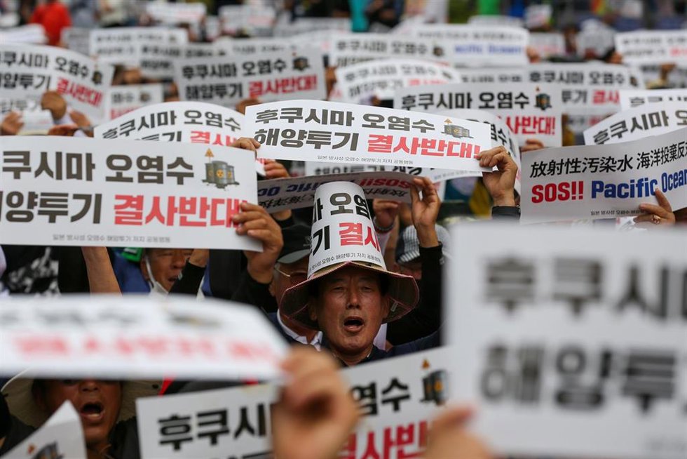 Pescadores surcoreanos protestan en Seúl contra la liberación al océano del agua de la central nuclear de Fukushima, Japón