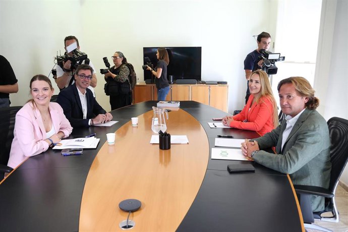 (I-D) La presidenta del PP balear y candidata electa al Govern, Margarita Prohens; el portavoz parlamentario del PP, Toni Costa; la líder de Vox en las Islas, Patricia de las Heras, y el candidato al Parlament, Jorge Campos.