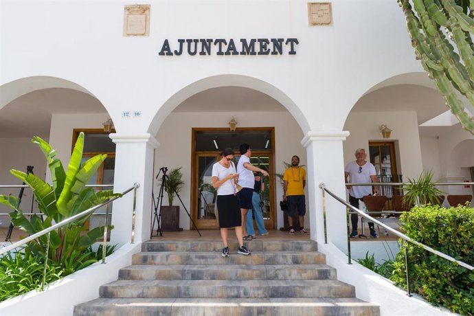 Varias personas frente a la fachada del Ayuntamiento de Sant Josep, a 13 de junio de 2023, en Sant Josep, Ibiza, Baleares