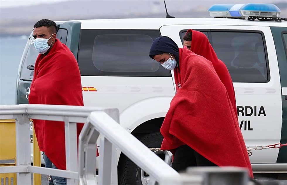Archivo - Varios migrantes a su llegada al Puerto del Rosario tras haber sido rescatados de una patera, a 28 de mayo de 2021, en Fuerteventura, Canarias, (España). La embarcación, en la que iban a bordo al menos 36 personas de origen magrebí, se encontr
