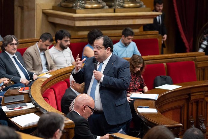 El conseller de Interior de la Generalitat, Joan Ignasi Elena, en la sesión de control al Govern en el Parlament.