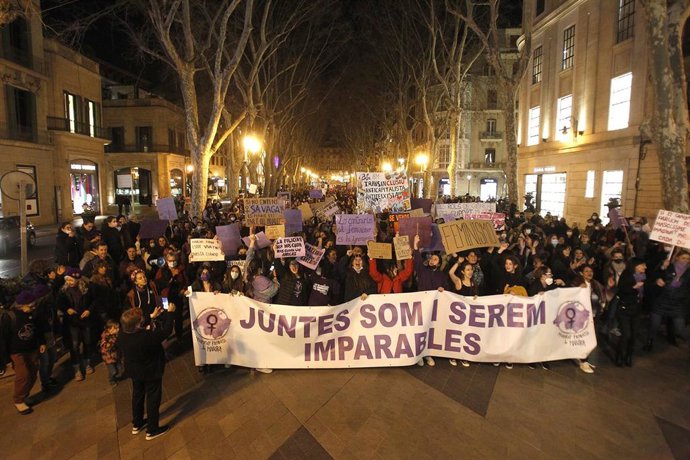 Archivo - Un grupo de personas en una manifestación por el 8M, Día Internacional de la Mujer. Archivo.