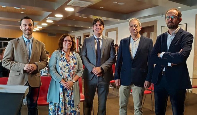 Participantes en la segunda jornada del proyecto Interreg Europe 3F Green Model en Oviedo, con el consejero de Ciencia, Innovación y Universidad, Borja Sánchez, en el centro.
