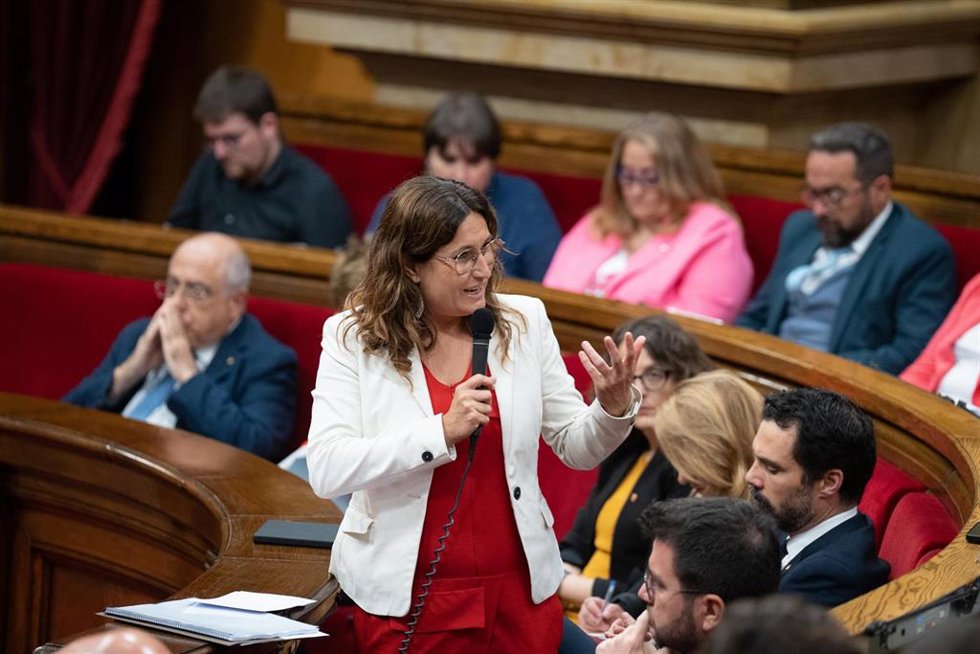 La consellera de Presidencia, Laura Vilagr, en el pleno del Parlament