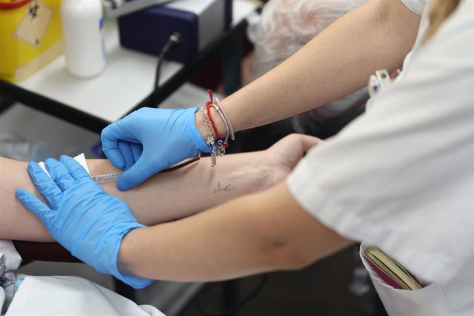 Archivo - Una persona dona sangre.
