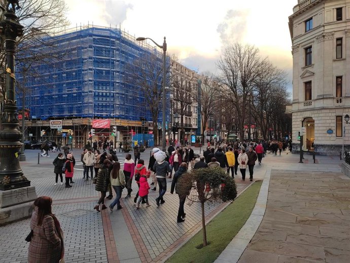Archivo - Familias pasean por la Gran Vía de Bilbao