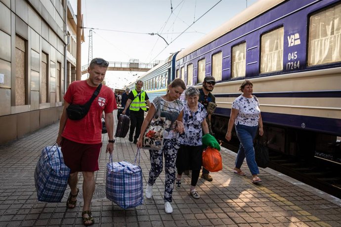 Archivo - August 6, 2022, Pokrovsk, Ukraine: People seen walking to Pokrovosk Train Station to board an evacuation train. Amid the intensified fighting in the Eastern part of Ukraine, east Ukraine is now intensifying its civilian evacuation, as millions
