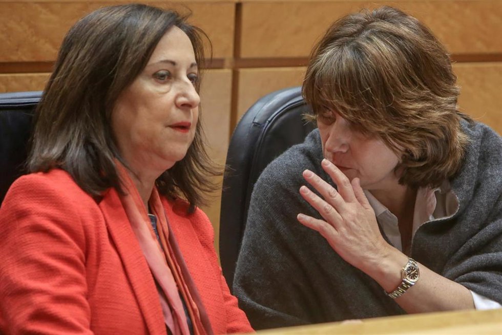Archivo - La ministra de Defensa Margarita Robles y Dolores Delgado durante el pleno en el Senado