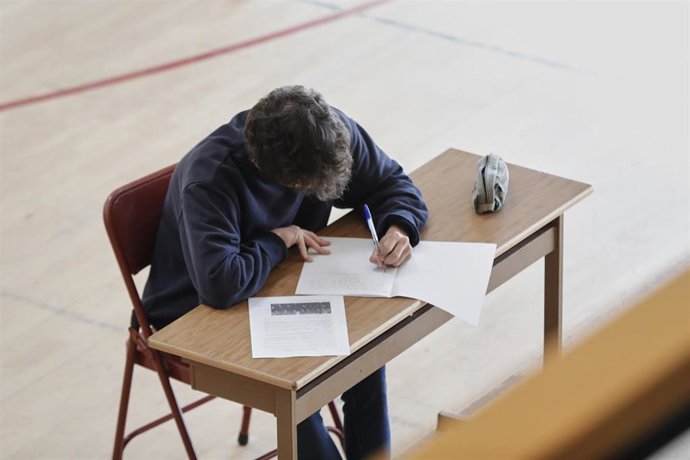 Archivo - Un alumno de Bachillerato