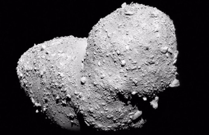 Asteroide Itokawa visto por la nave espacial Hayabusa. El asteroide tipo S con forma de maní mide aproximadamente 370 metros de diámetro y completa una rotación cada 12 horas.