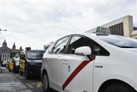 Unos 300 taxis inician una marcha lenta en Barcelona contra la liberalización de los VTC