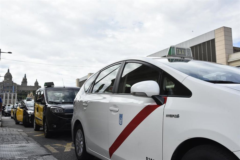 Varios taxis de diferentes ciudades durante una marcha lenta hasta la Delegación del Gobierno contra la liberalización de los VTC, a 14 de junio de 2023, en Barcelona, Catalunya (España). El taxi metropolitano de Barcelona protesta contra la liberalizac