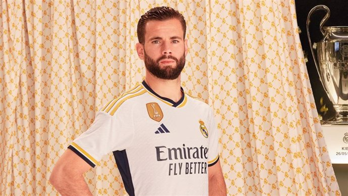 Archivo - El jugdaor del Real Madrid Nacho Fernández posa con la camiseta para la temporada 2023-2024.