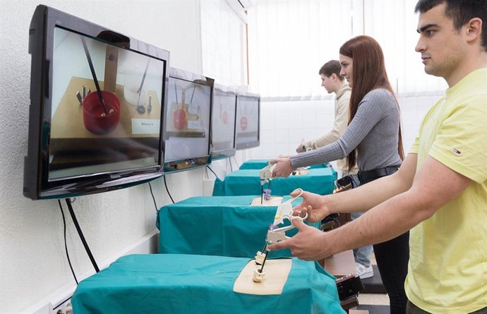 Archivo - Estudiantes En Simulador De Laparoscopia En La Facultad De Medicina Y Enfermería De La Universidad Del País Vasco