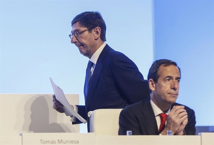 Archivo - El presidente de BBVA, Carlos Torres Vila (d), y el presidente de Caixabank, José Ignacio Goirigolzarri (i), durante una Junta General Ordinaria de Accionistas de Caixabank, en el Palacio de Congresos de Valencia, a 31 de marzo de 2023, en Val