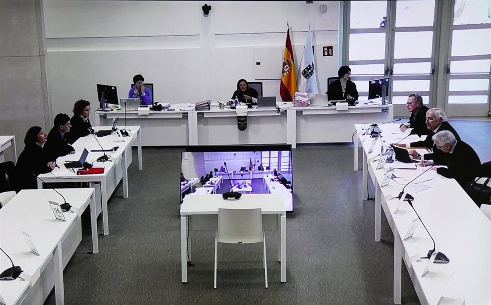Archivo - Una captura de pantalla de televisión instalada en la sala de prensa de la parte civil del juicio del accidente ferroviario del Alvia, en la Ciudade de Justicia, a 14 de febrero de 2023, en Santiago de Compostela, A Coruña (España).