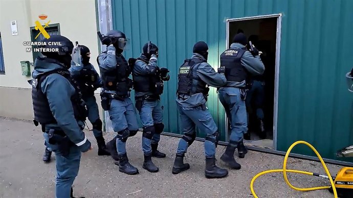 Agentes de la Guardia Civil durante una intervención de la operación 'Ipari'