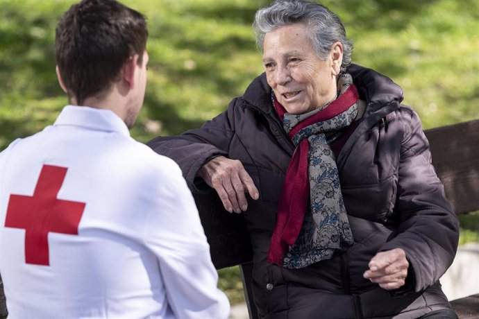 Archivo - Cruz Roja acompaña a 362 personas mayores madrileñas para fomentar el "buen trato" contra actitudes edadistas