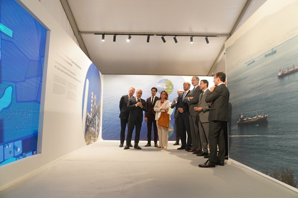 Fotografías. Juanma Moreno Asiste Con El Rey De España Y De Los Países Bajos A La Puesta En Marcha En Algeciras Del Primer Proyecto Europeo De Hidrógeno Verde De Cepsa