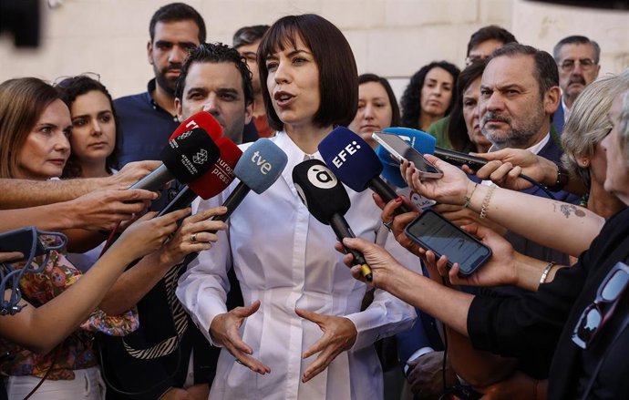 La ministra de Ciencia e Innovación y cabeza de lista del PSPV-PSOE al Congreso, Diana Morant, ofrece declaraciones a los medios tras registrar la candidatura de la provincia de Valencia del PSPV-PSOE para el 23J