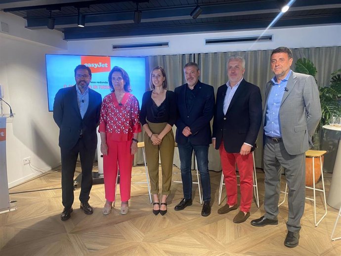 Expertos del sector turístico intervienen en la mesa redonda 'El camino hacia un turismo sostenible'.
