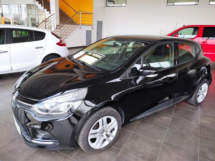 Archivo - Turismo de ocasión expuesto en un concesionario.