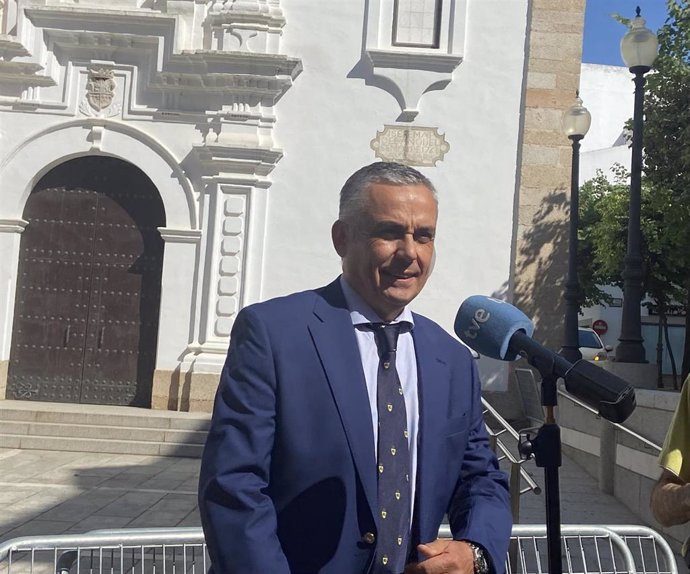 El líder de Vox en Extremadura, Ángel Pelayo Gordillo, atiende a los medios de comunicación en Mérida