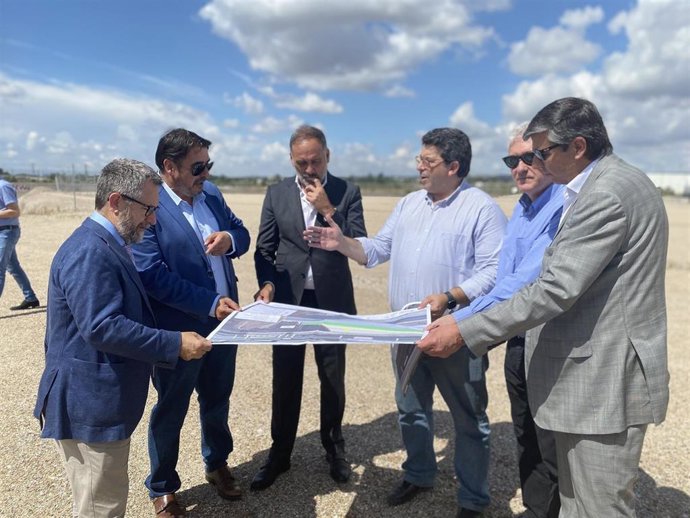 El presidente del Port de Tarragona, Saül Garreta (i), durante su visita a la PortTarragona Terminal Guadalajara-Marchamalo.