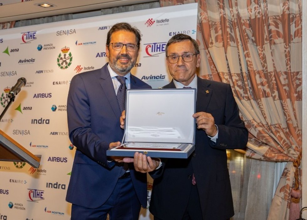 El presidente de ALA, Javier Gándara, recibe premio 'Ingeniero del año 2023'.