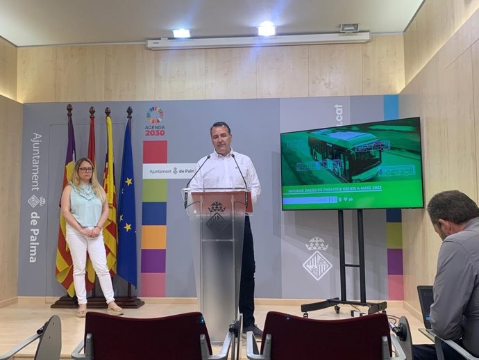 El regidor de Movilidad Sostenible del Ayuntamiento de Palma, Frances Dalmau, presenta el informe de EMT de enero a mayo de 2023