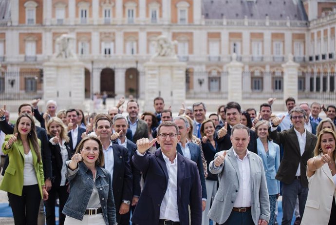 La portavoz del PP en el Congreso y secretaria general del PP, Cuca Gamrra (i) y el presidente del PP, Alberto Núñez Feijóo (c), durante la presentación de los cabezas lista al Congreso de los Diputados con los que concurrirá el 23J, frente al Palacio R