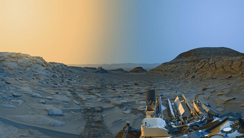 El rover Curiosity Mars de la NASA usó sus cámaras de navegación en blanco y negro para capturar panoramas de "Marker Band Valley" en 2 momentos del día el 8 de abril. Se agregó color a una combinación de ambos panoramas para una interpretación artístic