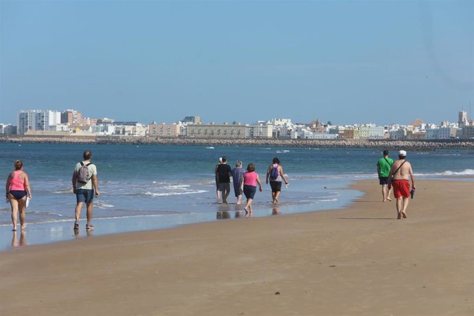 Archivo - La playa de la Victoria en Cádiz , con bañistas