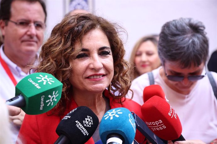 La vicesecretaria general del PSOE y ministra de Hacienda, María Jesús Montero, atiende a los medios de comunicación tras ejerce su derecho al voto. En el Colegio SAFA, a 28 de mayo de 2023, en Sevilla, (Andalucía, España) 