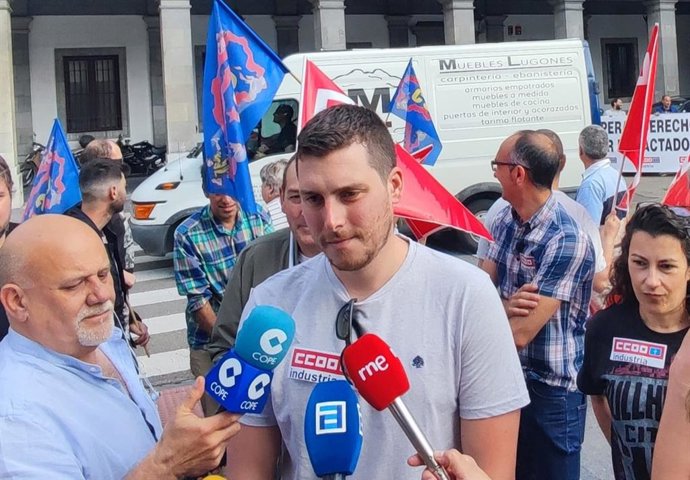 Concentración de trabajadores de ITV Asturias ante la Consejería de Industria convocada por CCOO