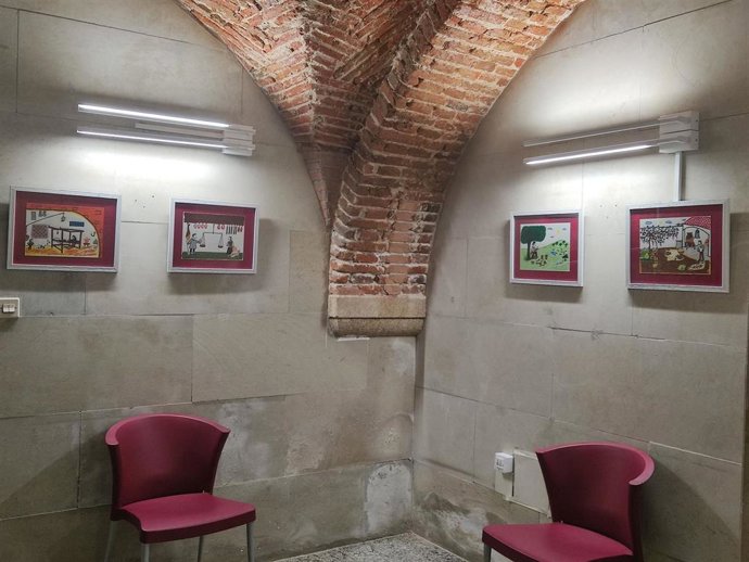 El artista Jairo Jiménez expone sus viñetas junto a objetos cotidianos en el Museo Pérez Enciso de Plasencia